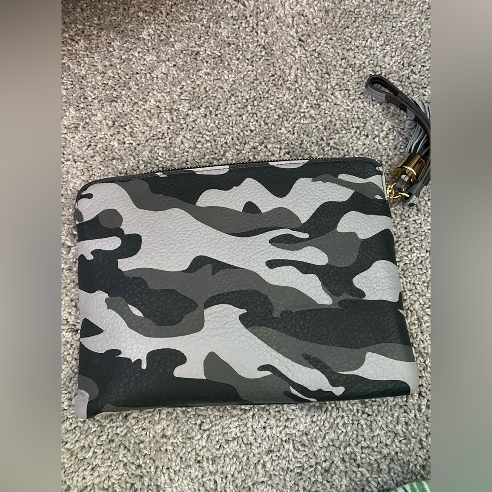 G.I.L.I. Haloguard RFID Leather Zip Clutch Bag w/ Tassel Grey
Camouflage - Picture 5 of 5